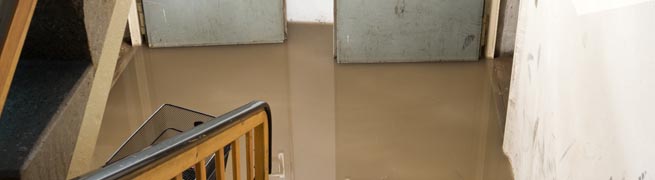 mit Wasser gefüllter Kellerraum mit Wasser gefüllter Kellerraum