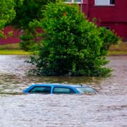 überflutetes Auto