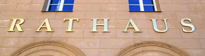 Gebäudefassade mit Aufschrift Rathaus Gebäudefassade mit Aufschrift Rathaus