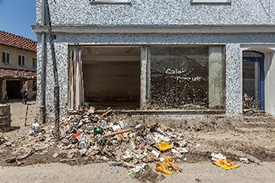 Schäden an einem Ladengeschäft in Simbach durch das Hochwasser am 1. Juni 2016