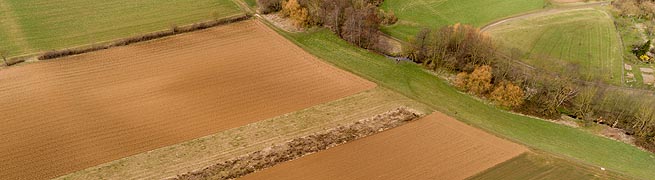 Luftaufnahme von Feldern und einem Fluss