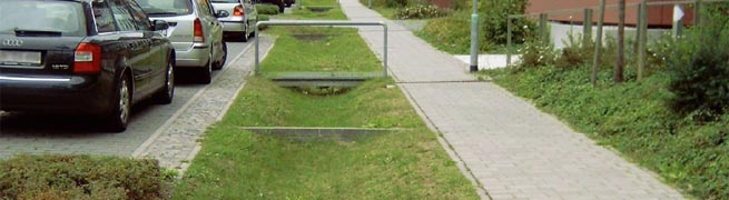Rigole zwischen Straße und Gehweg Rigole zwischen Straße und Gehweg