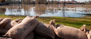 Sandsäcke am Ufer eines Flusses