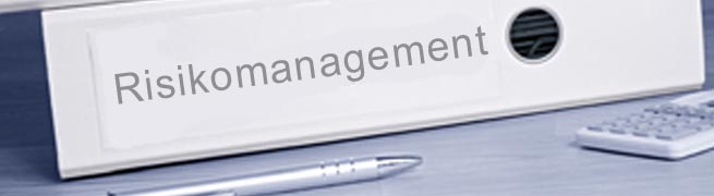 Dokumentenordner mit der Aufschrift Risikomanagement Dokumentenordner mit der Aufschrift Risikomanagement
