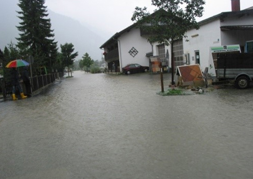 Ein vom Wasser überfluteter Straßenzug in der Gemeinde Oberau