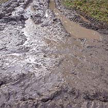 mit Wasser voll gelaufene Fahrspuren mit Wasser voll gelaufene Fahrspuren