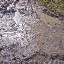 mit Wasser voll gelaufene Fahrspuren